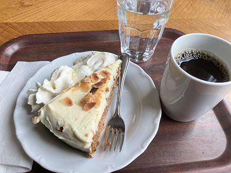 Morotskaka och kaffe på Kafferummet Storken