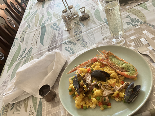 Paella från Torgkassen och cava
