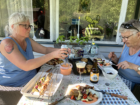 Anna och Annas snälla mamma äter grillspett
