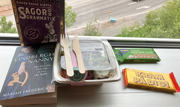 Böckerna The Lindbergh Nanny och Riddar Kasus hjärta sallad knäcke o kexchoklad med kram