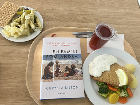 Fisklunch med boken En familj som andra