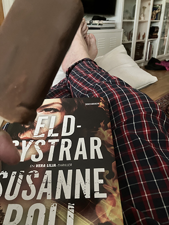 Glass boken Eldsystrar och benen upp