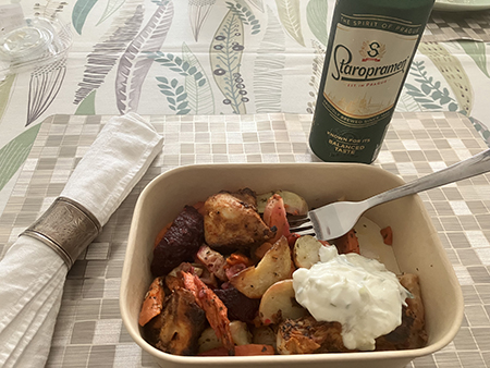 Kolgrillad kyckling rotfrukter tzatziki och en Staropramen