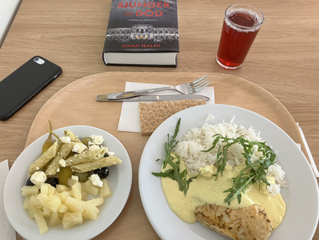 Kycklinglunch med boken Höken sjunger om död