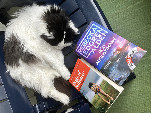 Lucifer och böckerna Dogs of Summer och Röd augustimånad