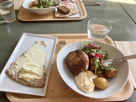 Slottslunch kycklingburgare knäcke med örtost