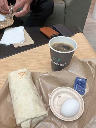 Tonfiskwrap ägg och kaffe med Stora A