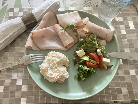 Kallskuren kalkon o kyckling mimosasallad och grönsallad