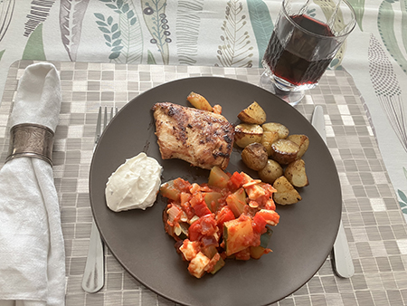 Kyckling potatis ratatouille med halloumi fetaostsås barberavin
