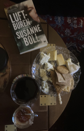 Ostassiett vin och boken Luftburen
