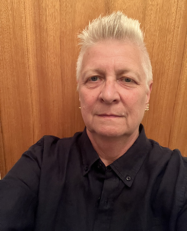 Selfie i ny mörkblå linneskjorta hemma