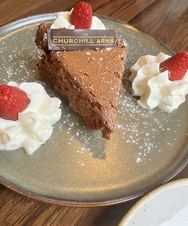 Kladdkaka med grädde och hallon