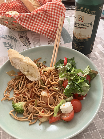 Nudlar bröd sallad och Starompramenöl