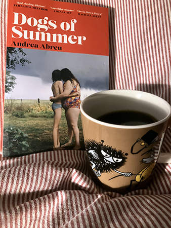 Boken Dogs of Summer och kaffe på sängen