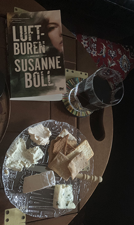 Boken Luftburen ostassiett och ett glas rioja