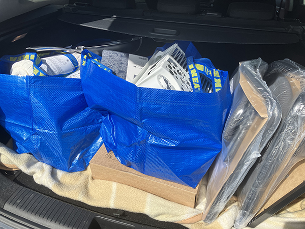 Hela bagageutrymmet fullt med grejor från IKEA