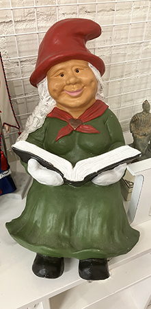 Läsande tomtemor på Erikshjälpen