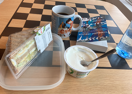 Lunch med trekantsmackor päronkvarg o boken Björnjägarens döttrar