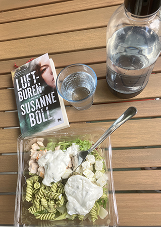 Salladsmiddag på balkongen med vatten o boken Luftburen