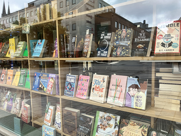 Ett av English Bookshops skyltfönster