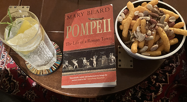 GT boken Pompeii och snacks