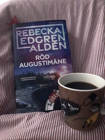 Boken Röd augustimåne och kaffe på sängen