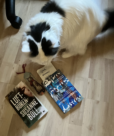 Citrus med böckerna Luftburen och Björnjägarens döttrar