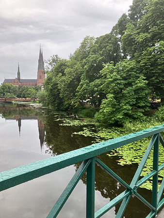 Fyrisån från en bro med domkyrkotornen i bakgrunden
