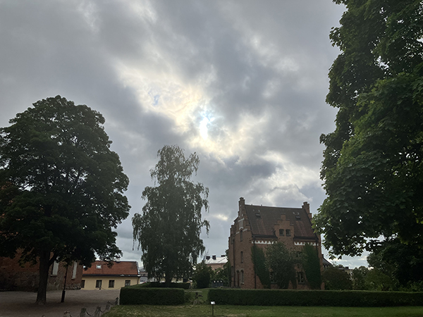 Kyrkoherdebostaden vid Helga Trefaldighet och mörk himmel