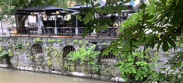 Uteservering intill Fyrisån