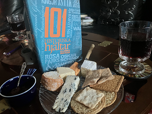 Boken 101 historiska hjältar ostassiett vin