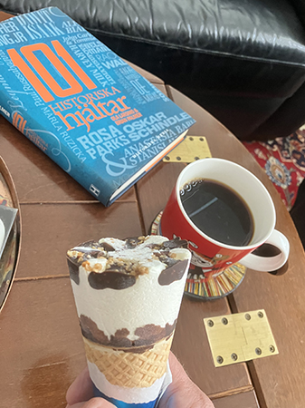 Glass och kaffe på stående fot