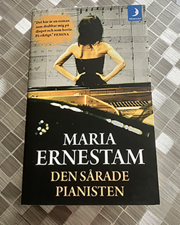 Maria Ernestams bok Den sårade patienten köpt på Röda Korset