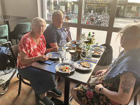 Annas snälla mamma E och Anna