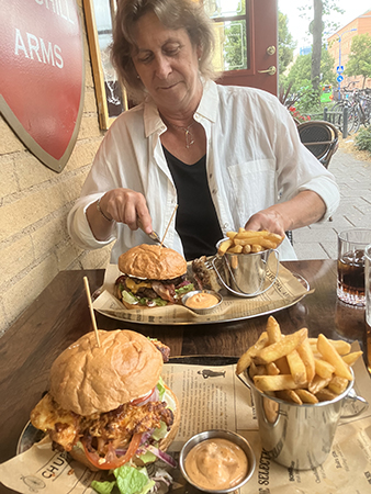 FEM äter burgare kycklingburgare till mig