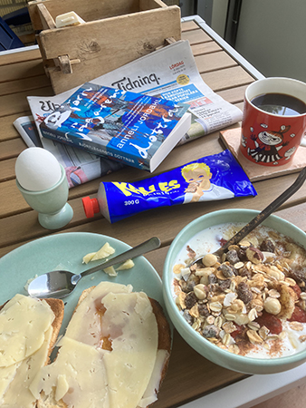Frukost vid lunchtid på balkongen