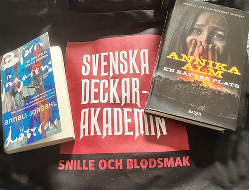 På tygkasse från Sv Deckarakademin böckerna Björnjägarens döttrar och En bättre plats