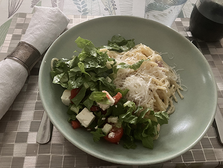 Pasta carbonara med kalkonbacon och parmesan