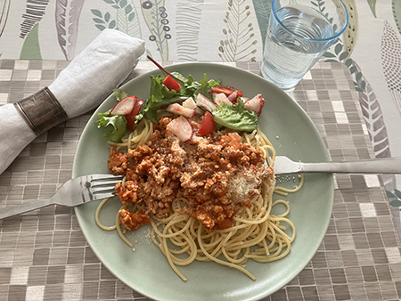 Spaghetti och dolmiosås med kycklingfärs