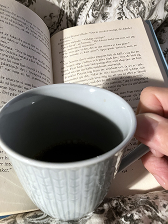 Läsning o kaffe på sängen i Motala