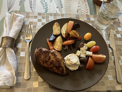 Söndagsmiddag med kyckling och delvis egna rotfrukter och grönsaker