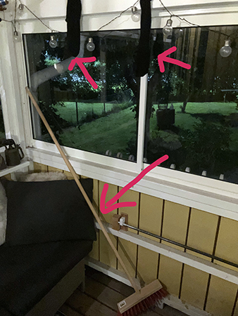 Upphängda strumpor och kvast på Verkstadsvägen