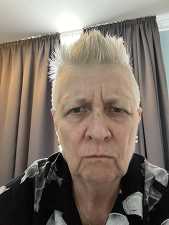 Sur selfie på hotellrummet