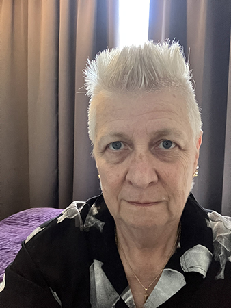 Neutral selfie på hotellrummet