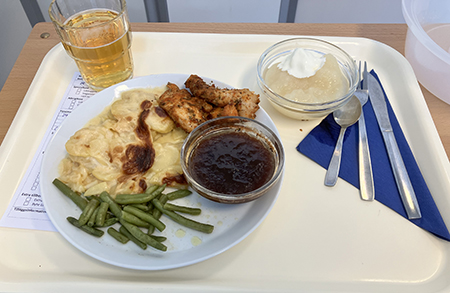 Golunch på sjukhuset kyckling potatisgratäng rödvinnssås lättöl ananasdessert