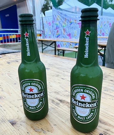 Var sin Heinekenöl under parasollet