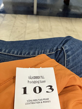 I väntrummet med nummerlapp 103