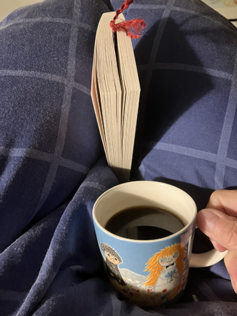 Läsning och kaffe på sängen