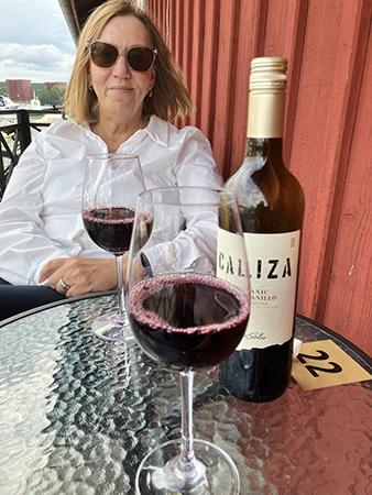 Mia och en flaska Caliza på Tapas o Cava