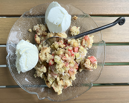 Rabarberpaj på egna rabarber och vaniljglass